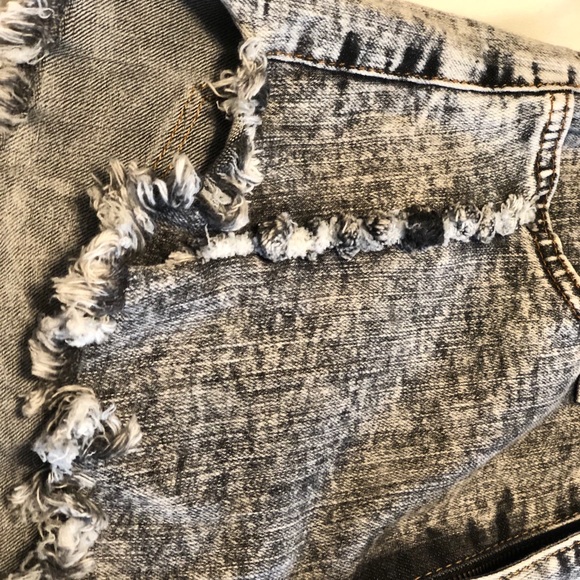 Stonewashed high waisted cut off shorts - Picture 2 of 4